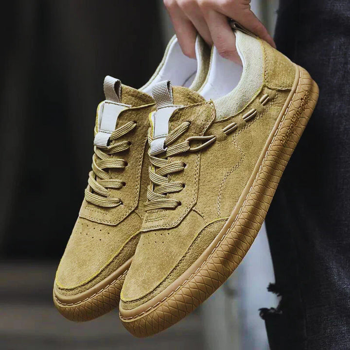 Hochwertige Herren Sneaker in Sand-Khaki. Bequeme Freizeitschuhe mit starker Profilsohle und Stil.