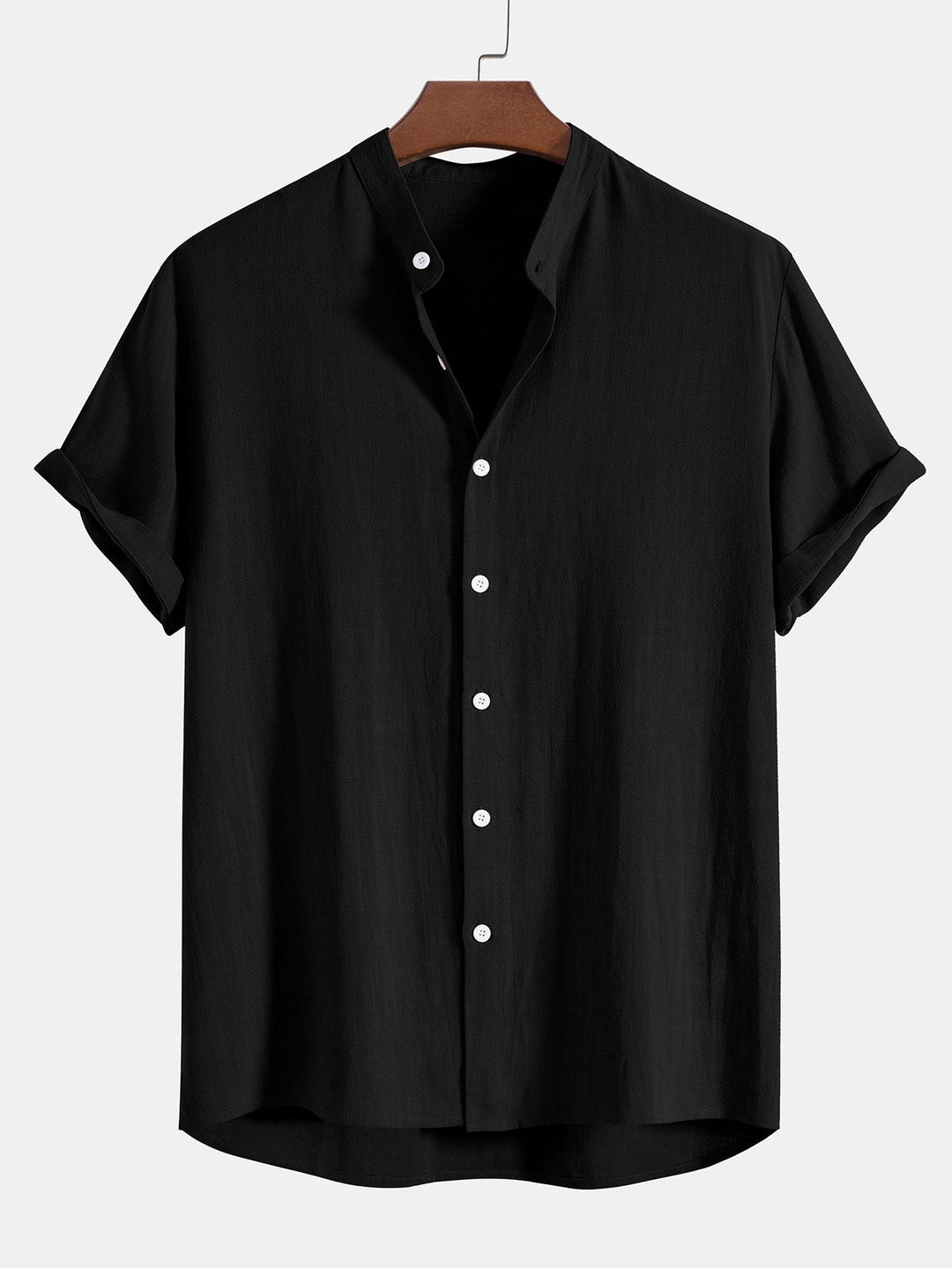 Mann trägt marineblaues Herren Sommer Kurzarm Hemd & Hose Set, komfortabel für aktive Freizeit.