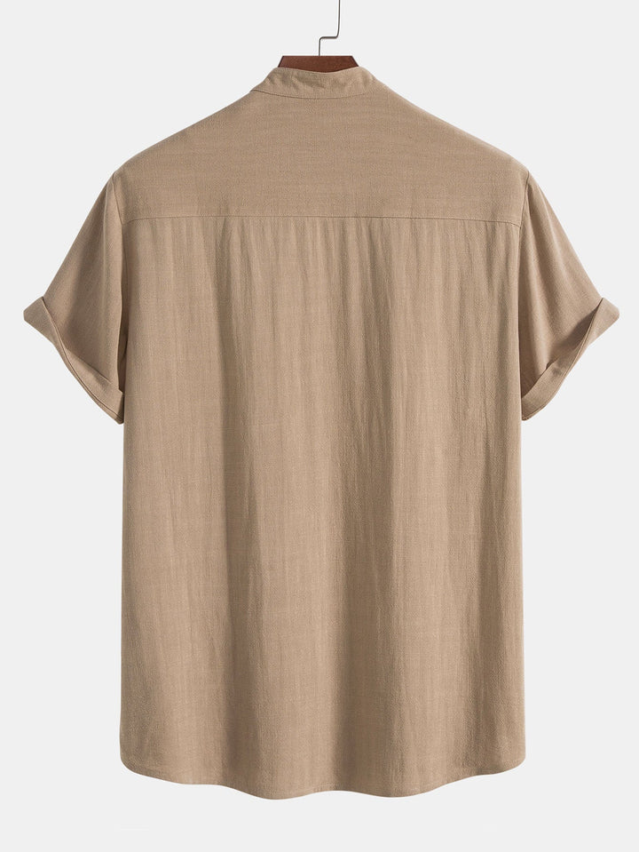 Detailaufnahme: Elegantes Herren Kurzarm Hemd & Hose Set, hochwertige Freizeitmode für Sommer.