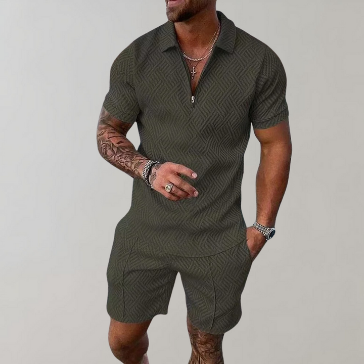 Casual Herren Sommerset mit atmungsaktivem Poloshirt und passenden Shorts. Perfekt für den lässigen Sommerlook.