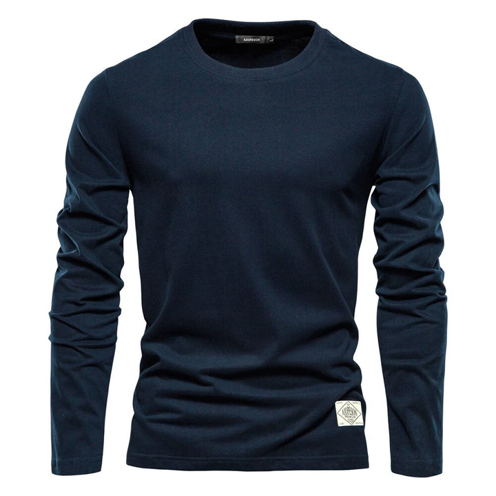 Detailaufnahme des atmungsaktiven Stoffes vom Herren Basic Sommer T-Shirt Ethan für maximalen Komfort.