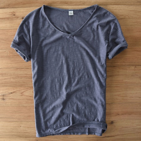 Modernes Herren V-Ausschnitt T-Shirt für den Sommer. Leichtes, atmungsaktives Casual-Oberteil.