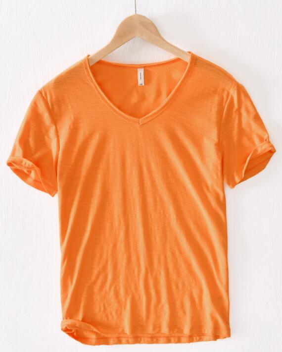 Komfortables Herren Kurzarm T-Shirt mit V-Ausschnitt. Atmungsaktives und leichtes Sommer-Oberteil.