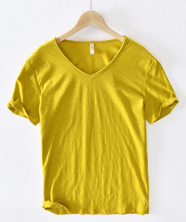 Ideales Herren Sommer T-Shirt mit V-Ausschnitt. Kurzarm, leicht und atmungsaktiv für heiße Tage.