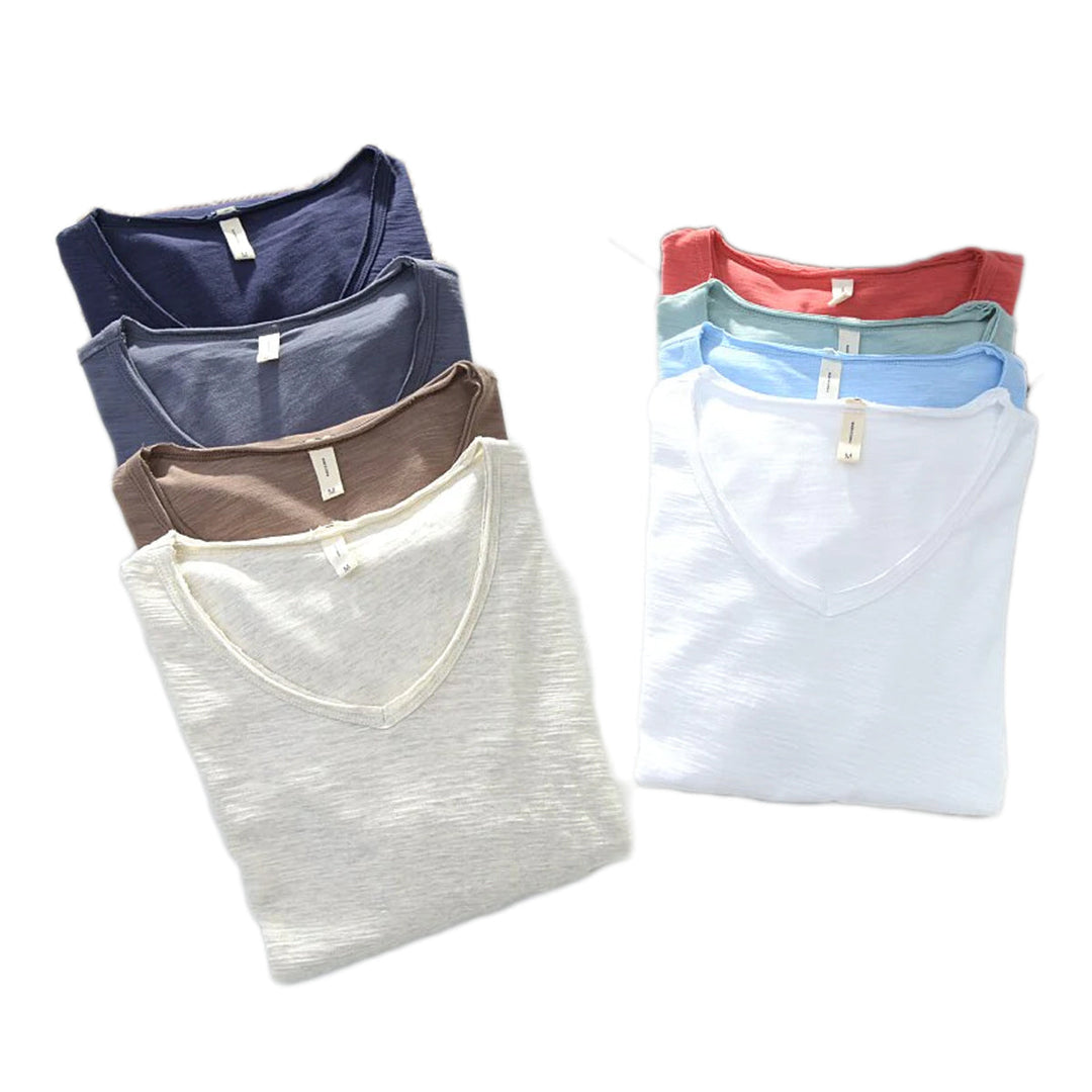 Bequemes Herren Kurzarm T-Shirt mit V-Ausschnitt. Ideal für Sommer, Freizeit & stilvolle Herrenmode.