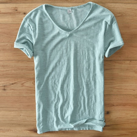 Leichtes, atmungsaktives Herren T-Shirt mit V-Ausschnitt. Perfekt für warme Sommertage und Casual Wear.
