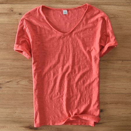 Casual Herren T-Shirt mit V-Ausschnitt für den Sommer. Bequem und leicht für den täglichen Gebrauch.