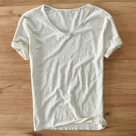 Herren V-Ausschnitt T-Shirt, kurzärmlig und atmungsaktiv. Ein leichtes Oberteil für sommerliche Herrenmode.