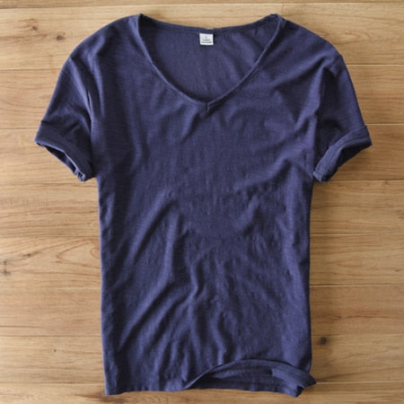 Herren Sommer Kurzarm T-Shirt mit V-Ausschnitt. Leichtes, atmungsaktives Freizeit-Oberteil.