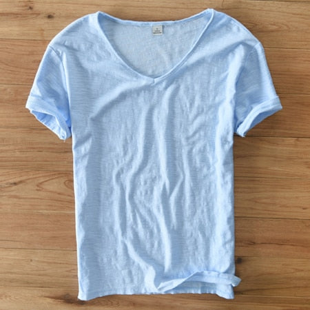 Elegantes, leichtes Herren T-Shirt mit V-Ausschnitt. Atmungsaktives Kurzarm-Oberteil für stilvolle Herren.