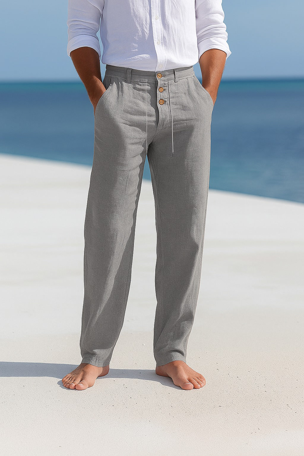 Mann trägt bequeme Herren Sommerhose MATTEO, lockere Passform, perfekt für entspannte Urlaubstage und Freizeit.
