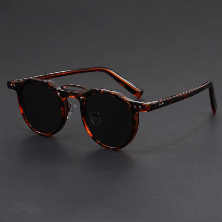 Modische Herren Sonnenbrille mit leichtem Rahmen und zeitlosem Design. Ideales Männer Accessoire.