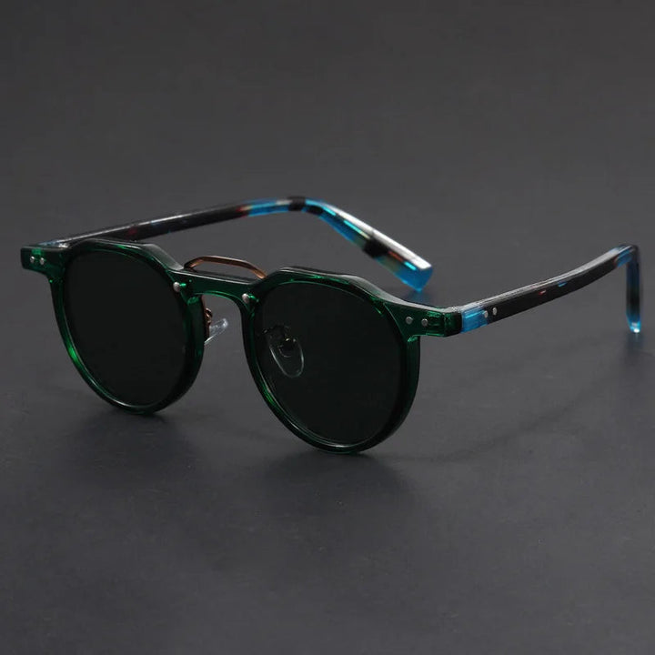 Mann trägt elegante Herren Sonnenbrille. Stilvolles Accessoire für Sommer & UV-Schutz.