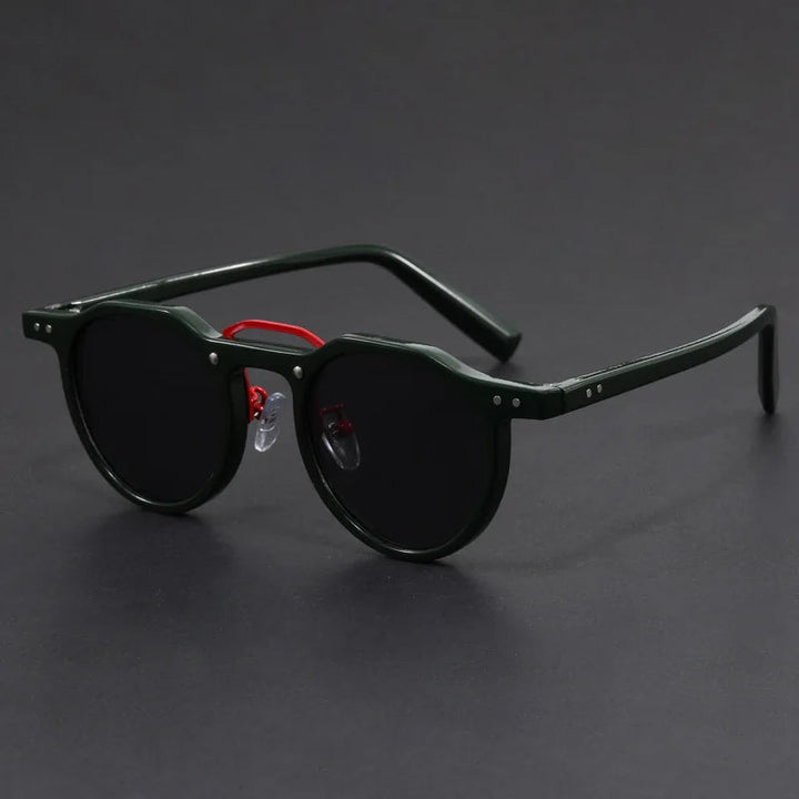 Detailaufnahme: Leichte Herren Sonnenbrille mit elegantem Gestell & UV-Schutz-Gläsern.