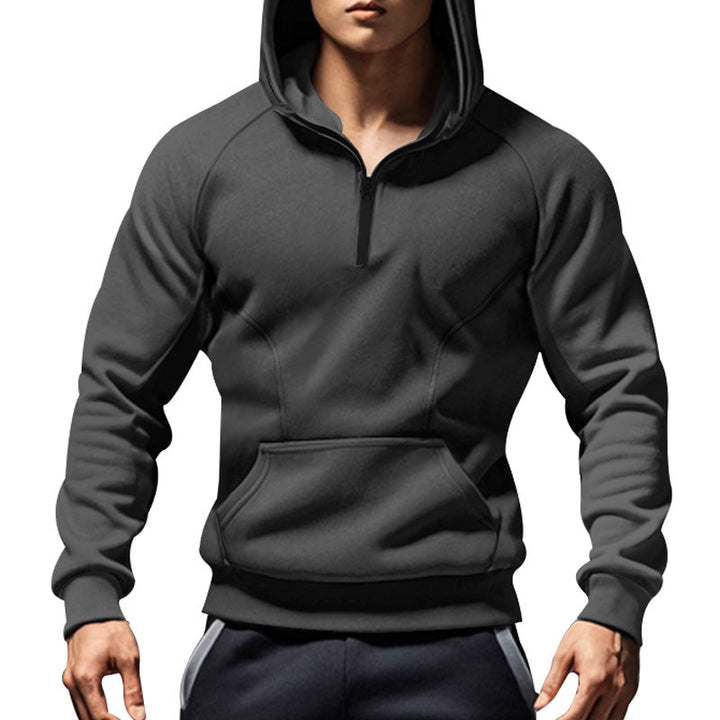 Eleganter Herren Pullover im Sport-Stil, mit komfortablem halben Reißverschluss und modernen Seitentaschen.