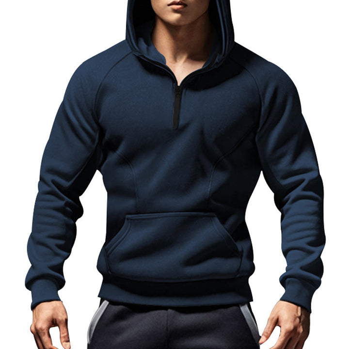Detailaufnahme: Halber Reißverschluss & Taschen des Herren Sport Hoodies, zeigt hohe Qualität & Funktionalität.
