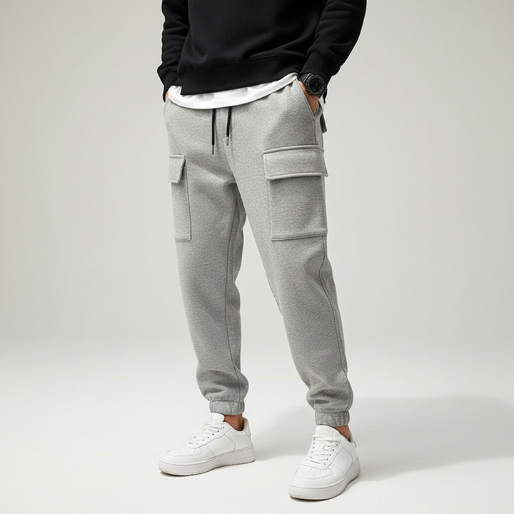 Graue Herren Jogginghose Tanner mit Elastbund & Seitentaschen. Ideal für Training, Fitness & Activewear.