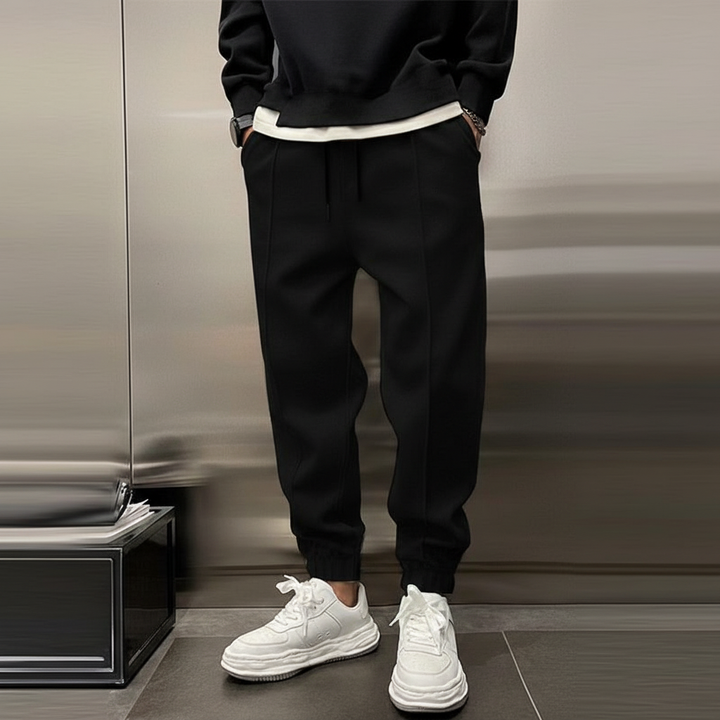 Schwarze Herren Fitnesshose Tanner mit praktischen Seitentaschen. Komfortable Sportkleidung für Workout & Freizeit.