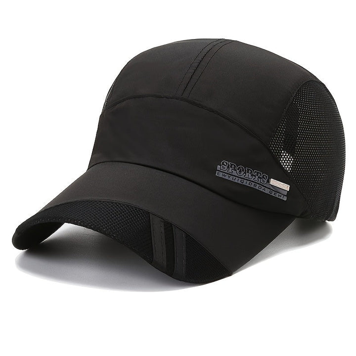 Seitenansicht: Weiße Sportkappe für Herren mit verstellbarem Riemen. Perfekt für Outdoor-Aktivitäten.