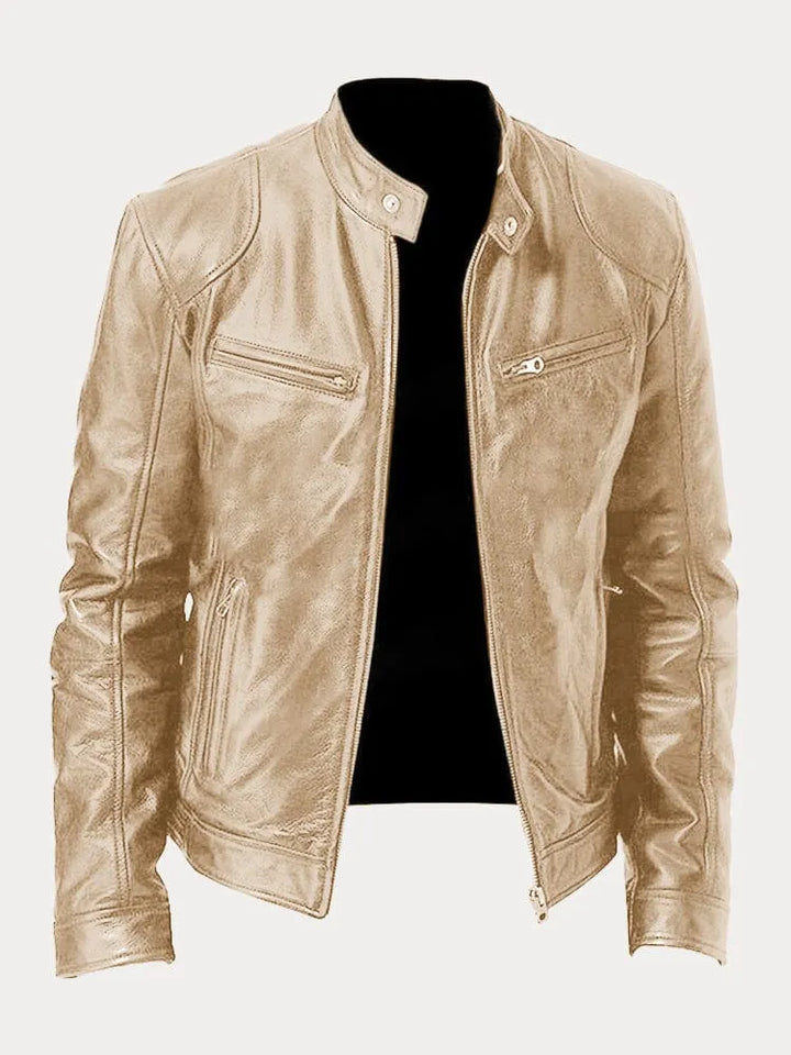 Stilvolle Herren Robustjacke auf einem Kleiderbügel, bereit für elegante Frühling/Herbst Outfits. Männer Mode.
