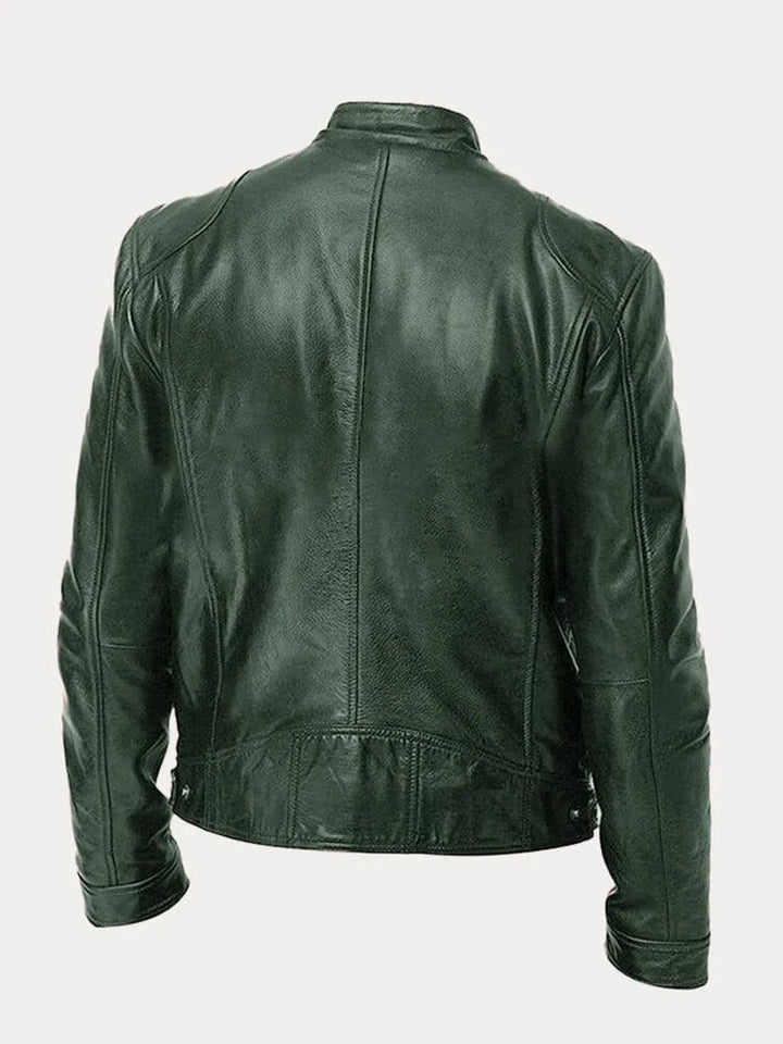 Mann trägt elegante Robustjacke, stilvoll kombiniert für ein modernes Herbst/Frühling Outfit. Männerstyle.
