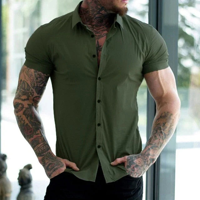 Mann trägt stylisches Herren Stretch Kurzarmhemd. Vielseitig für Business, Freizeit und Sommer.