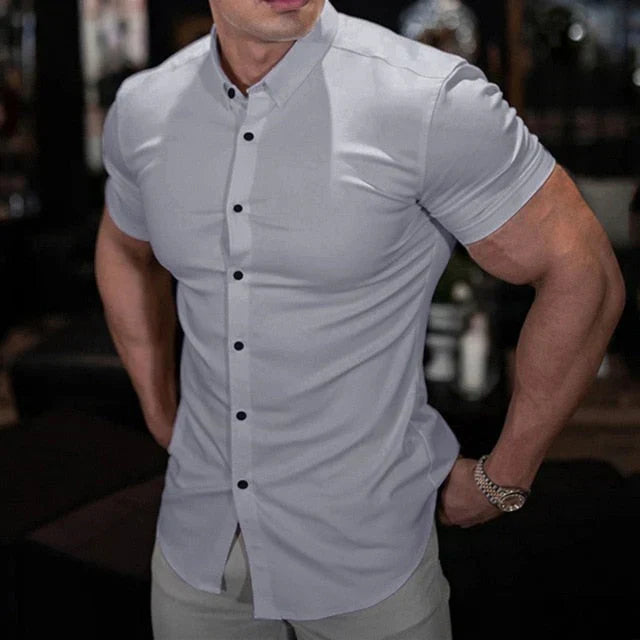 Rückenansicht Herren Stretch Kurzarmhemd Slim Fit. Perfekte Passform & Bewegungsfreiheit für Komfort.