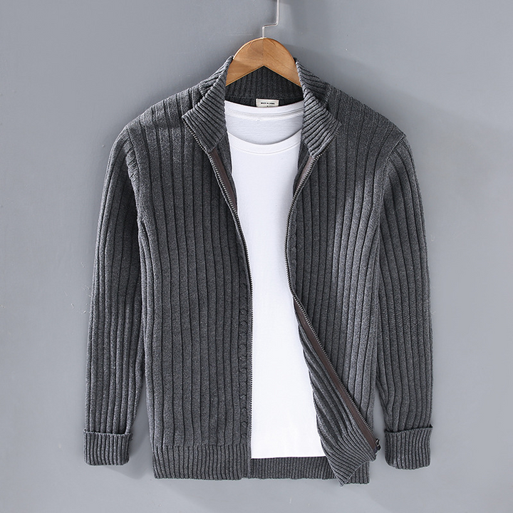 Der Herren Cardigan, perfekt für entspannte Freizeitmode. Stilvoll & bequem, eine essentielle Oberbekleidung für Männer.