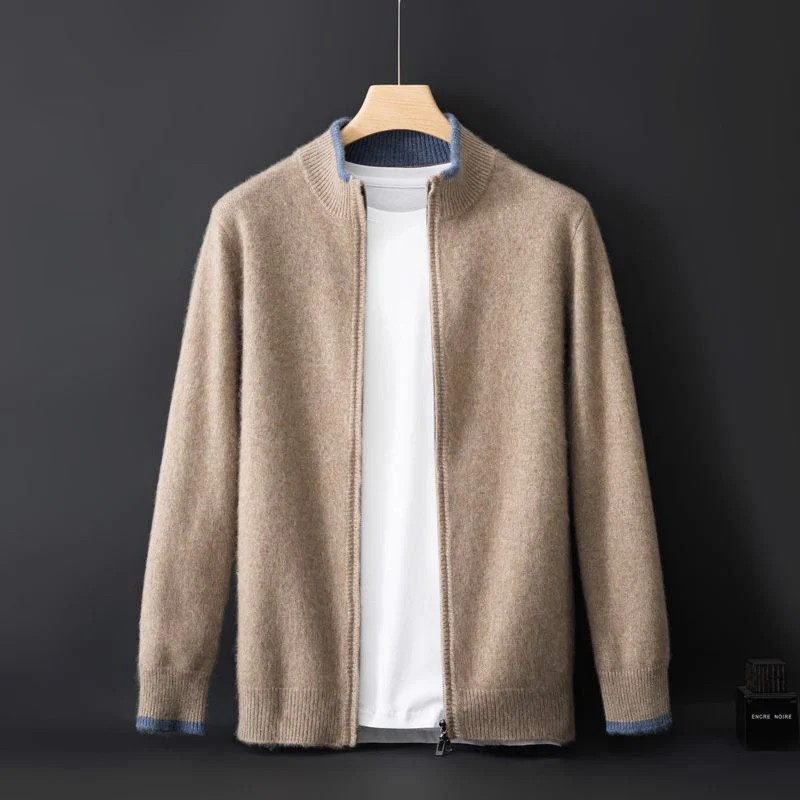Bequeme Regular Fit Herrenstrickjacke mit Reißverschluss, perfekt als Übergangsjacke.