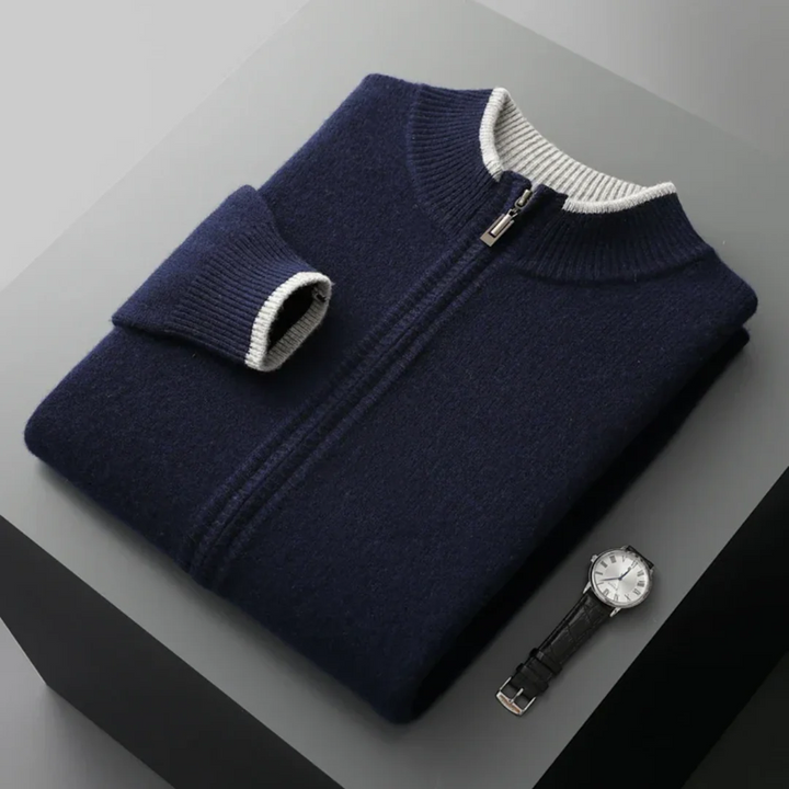 Nahaufnahme der Strickstruktur der Herren Regular Fit Jacke "Leo". Hochwertige Strickmode, bequeme Übergangsjacke.
