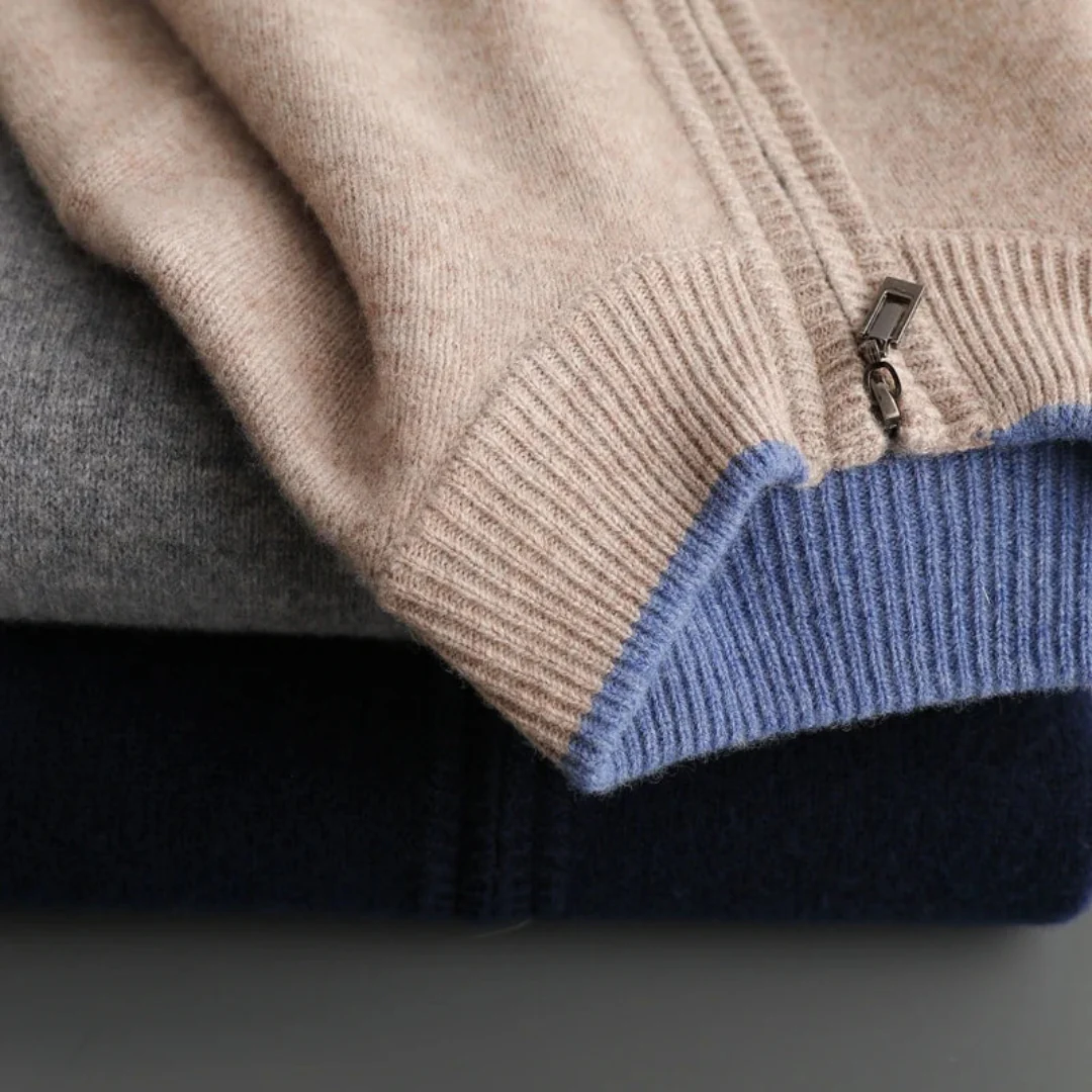 Sorgfältig gefaltete Herrenstrickjacke "Leo" Regular Fit. Zeigt hochwertige Strickmode und bequemen Stil.