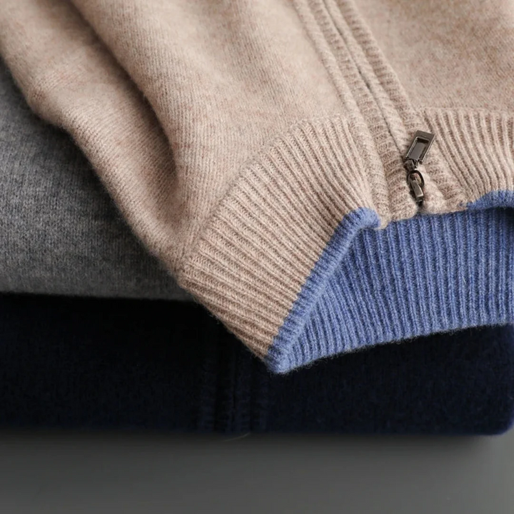 Sorgfältig gefaltete Herrenstrickjacke "Leo" Regular Fit. Zeigt hochwertige Strickmode und bequemen Stil.