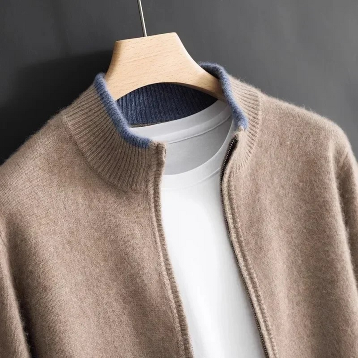 Herren Regular Fit Strickjacke "Leo" auf Bügel. Perfekte Form & Qualität, eine stilvolle Ergänzung.