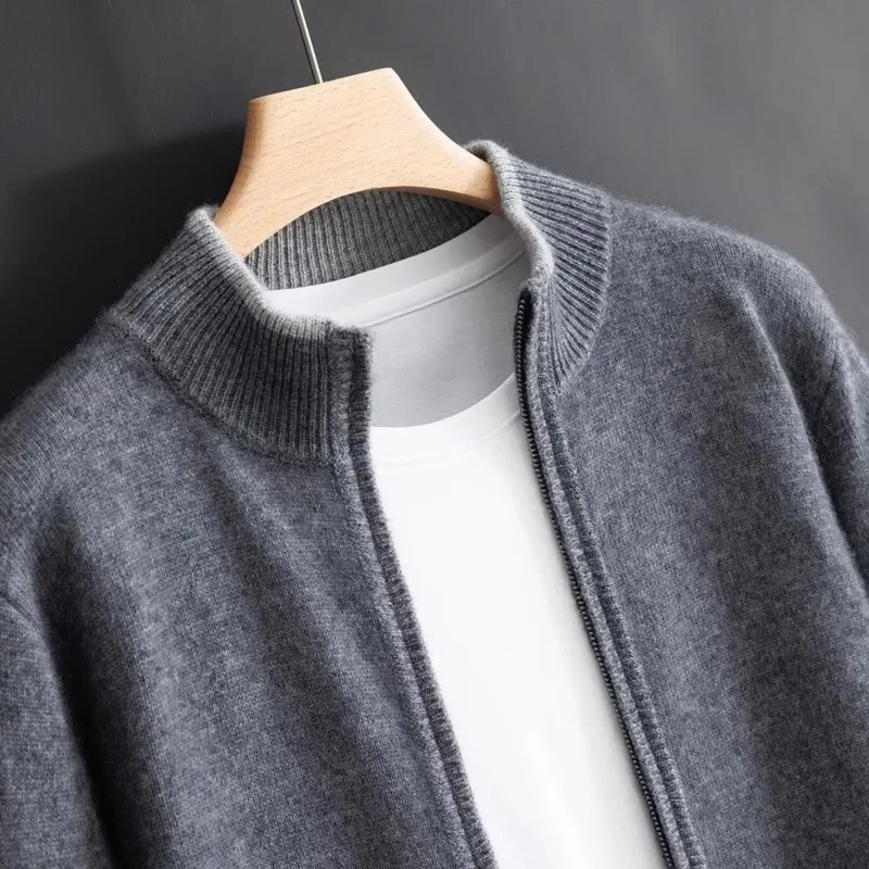 Leichte Herren Regular Fit Zipperjacke "Leo". Perfekte Übergangsjacke für Frühling, Herbst und kühle Abende.