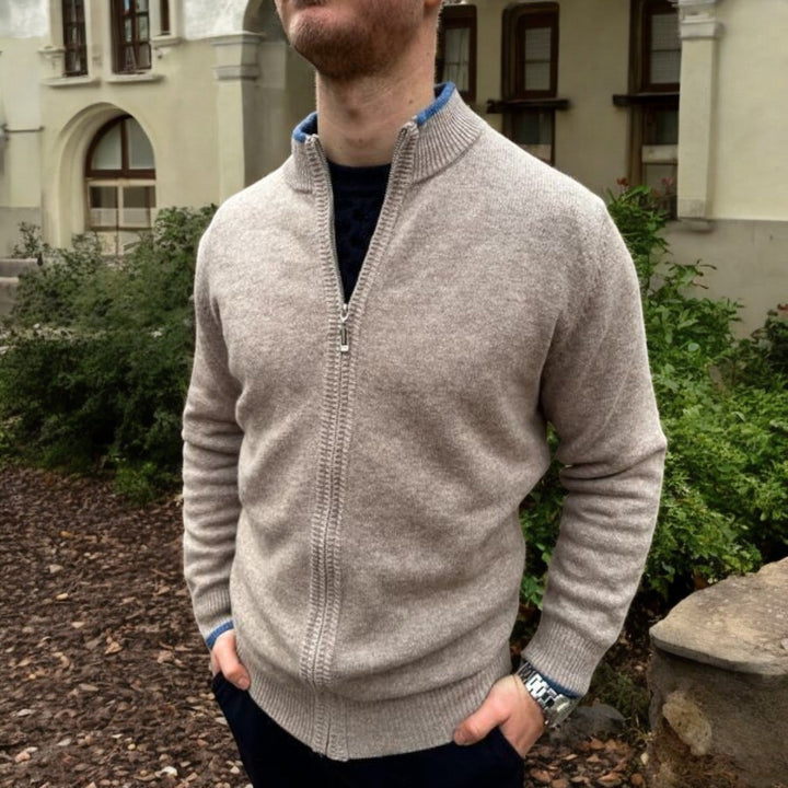 Vielseitige Herren Strickjacke "Leo" Regular Fit. Perfekt für Freizeit, Büro und smarte Casual-Outfits.