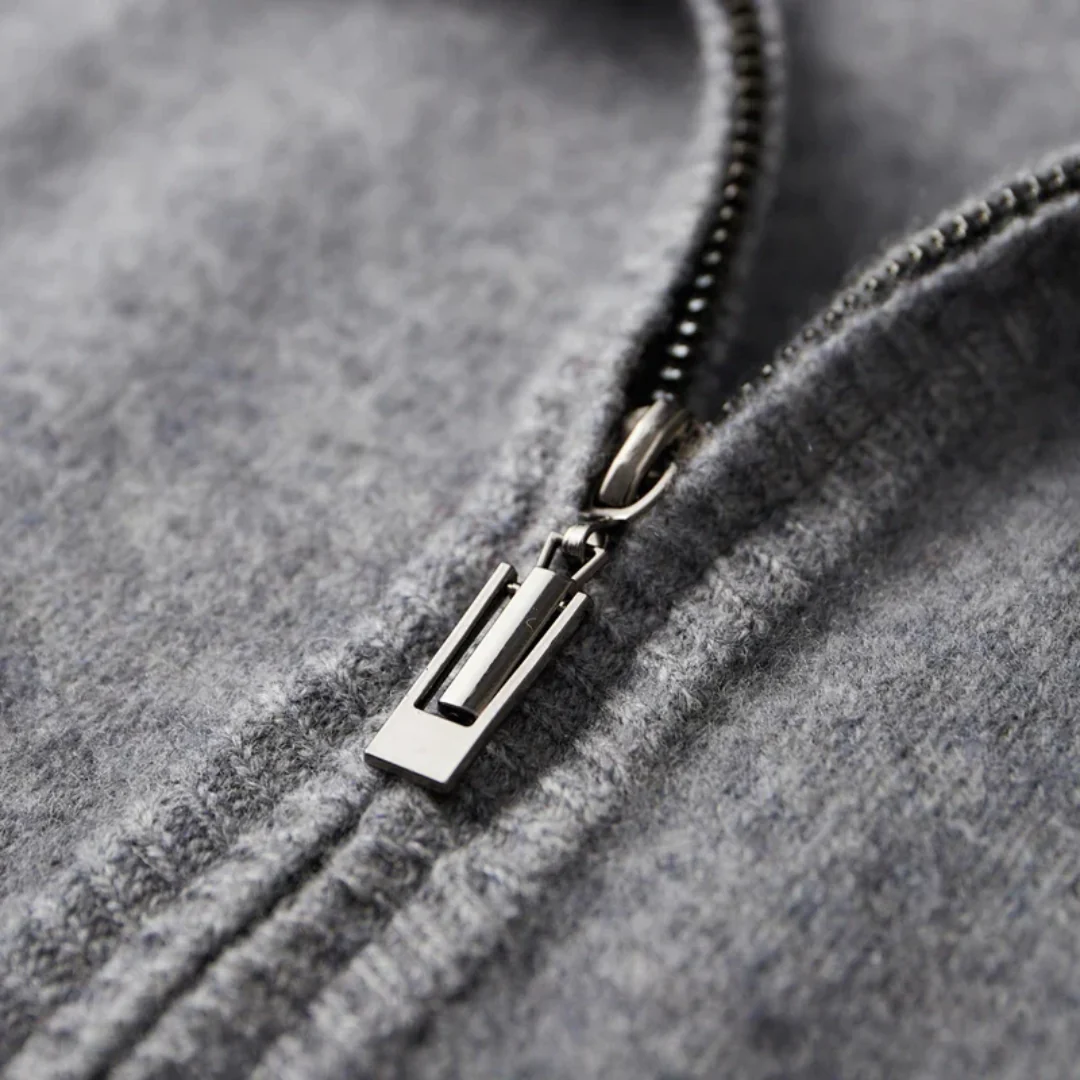 Detailansicht des robusten Zippers der Herren Strickjacke Regular Fit "Leo". Funktionale & modische Übergangsjacke.