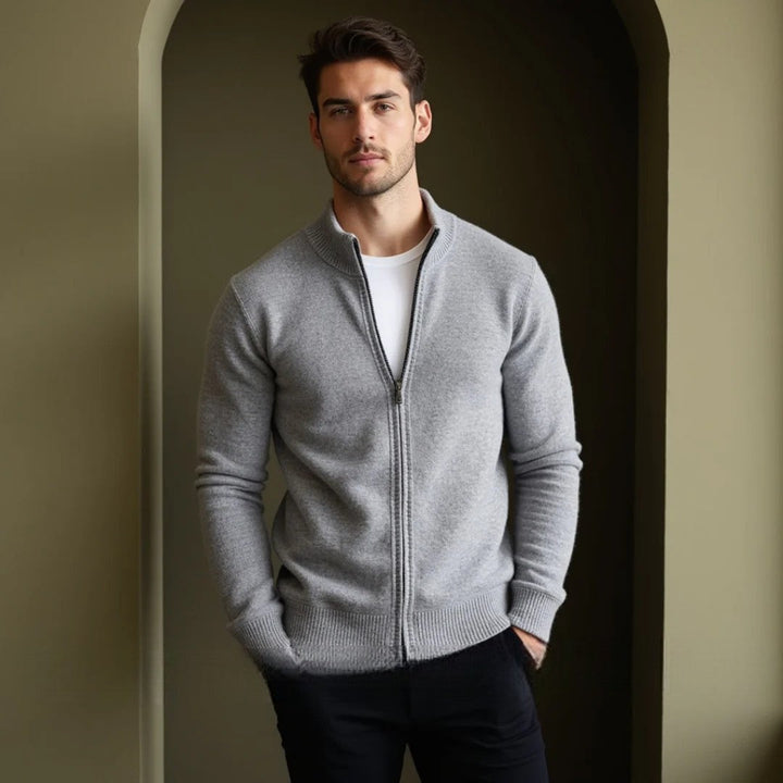 Modell in eleganter Herren Strickjacke "Leo" Regular Fit. Bürotauglich & komfortabel für den Arbeitsalltag.