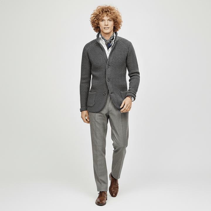 Rückenansicht der strukturierten Herren-Strickjacke, langärmlig, komfortabler Herren-Cardigan.