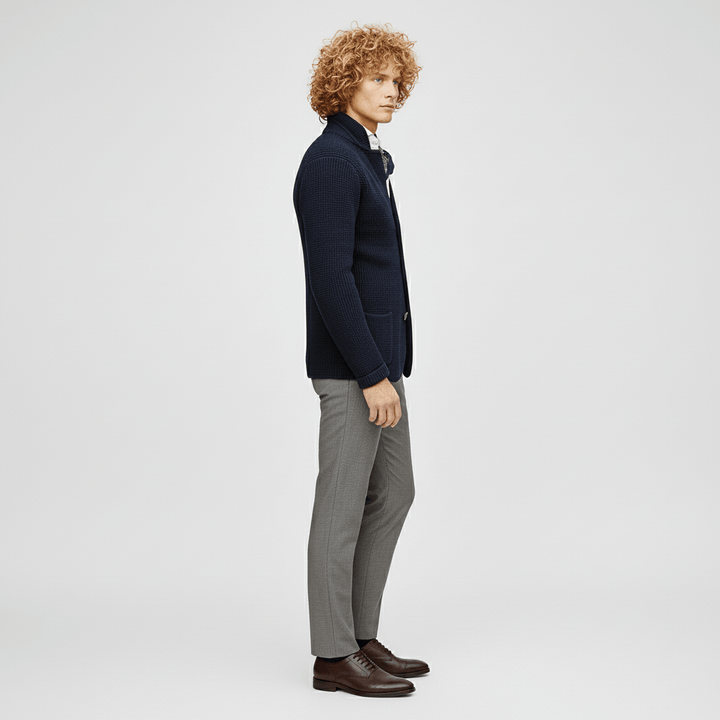 Seitenansicht: Eleganter Herren-Cardigan, strukturiert, langärmlig, moderne Herrenmode für jeden Tag.