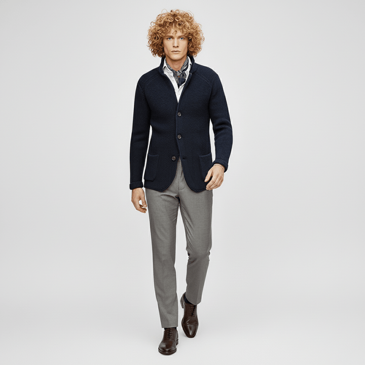 Detailansicht des Kragens der strukturierten Herren-Strickjacke mit langen Ärmeln.