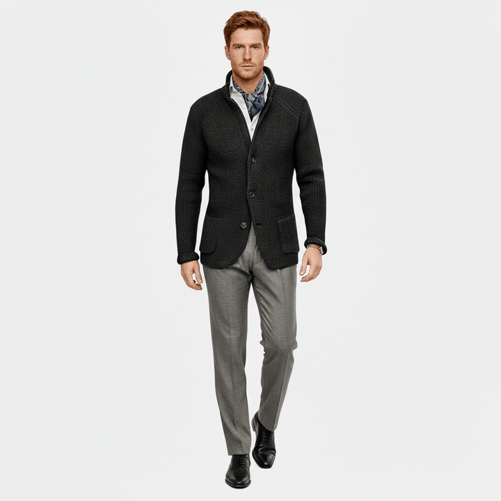 Model trägt strukturierte Herren-Strickjacke mit langen Ärmeln, bequem für Freizeit & Alltag.