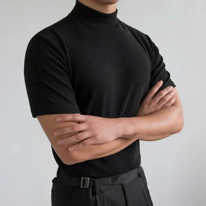 Herren T-Shirt mit elegantem Stehkragen in Schwarz. Zeitloses Design für Komfort und vielseitigen Casual- oder Büro-Look.