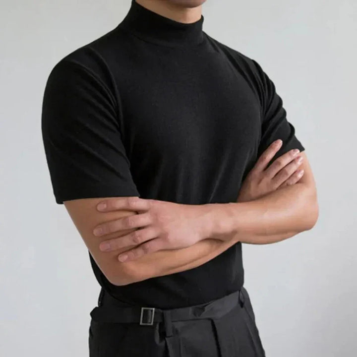 Herren T-Shirt mit elegantem Stehkragen in Schwarz. Zeitloses Design für Komfort und vielseitigen Casual- oder Büro-Look.