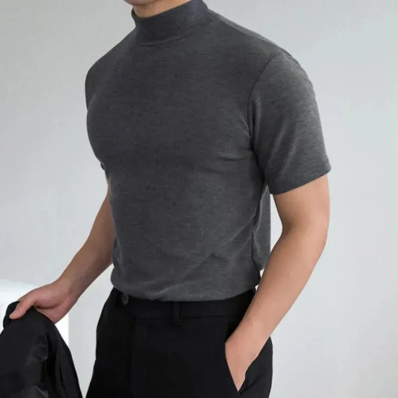 Modernes Herren Oberteil mit Stehkragen in Grau. Basic-T-Shirt, perfekt für Freizeit oder Büro, kombiniert Stil & Komfort.