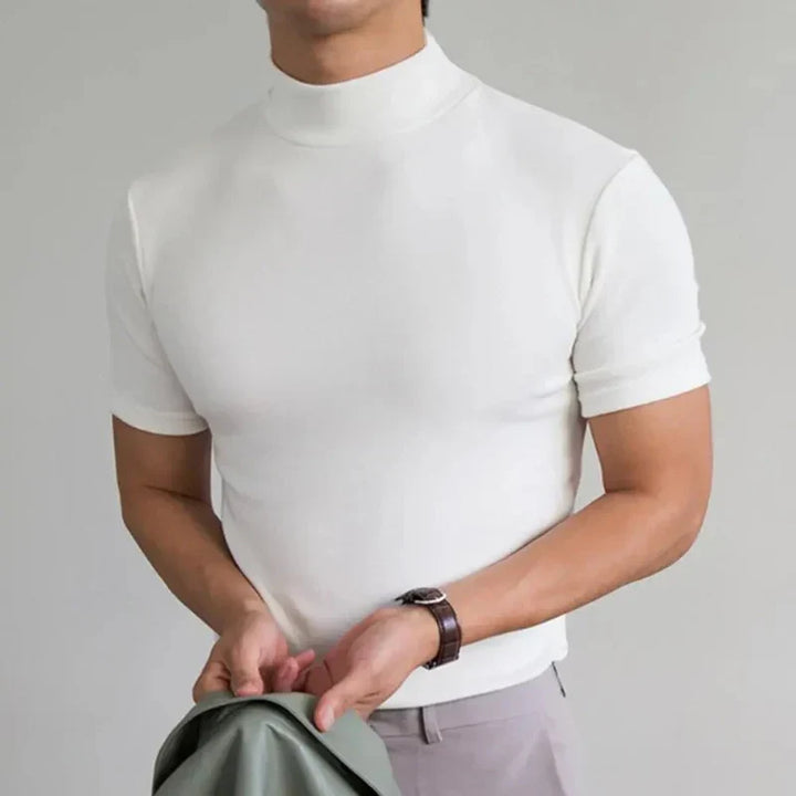 Weißes Herren Shirt mit Stehkragen für den Sommer. Atmungsaktives T-Shirt für eleganten Casual-Stil und höchsten Komfort.