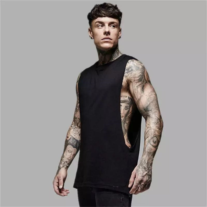Funktionelles Herren Sport Tanktop, optimiert für Training. Stylisches Muskelshirt für Männer Mode.