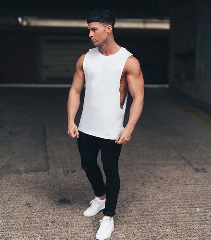 Attraktives Herren Fitness Shirt, figurbetont. Perfekt als Muskelshirt für Männer bei Sport & Freizeit.