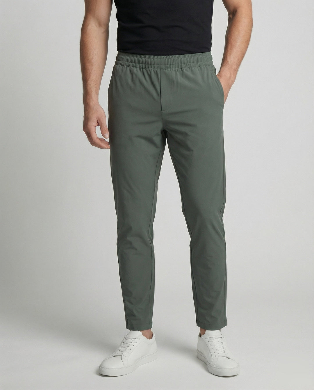 Detailaufnahme der bequemen Tapered Herren Jogginghose mit elastischem Bund & praktischen Reißverschlusstaschen.