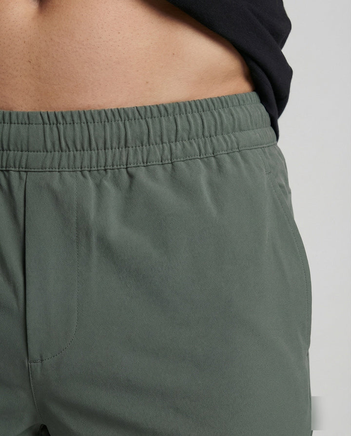 Aktiver Mann trägt funktionale Tapered Sporthose, ideal als Trainingshose für Bewegung & Komfort.