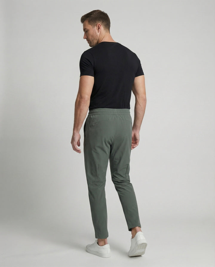 Stilvolle Tapered Freizeithose für Herren in entspannter Pose, perfekt für Alltag, Reise & gemütliche Stunden.